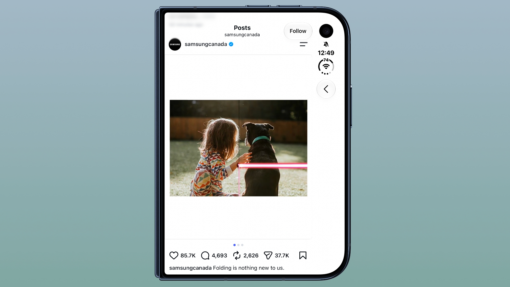 Instagramový příspěvek Samsungu Canada zobrazený na vnitřním displeji iPhonu Duo