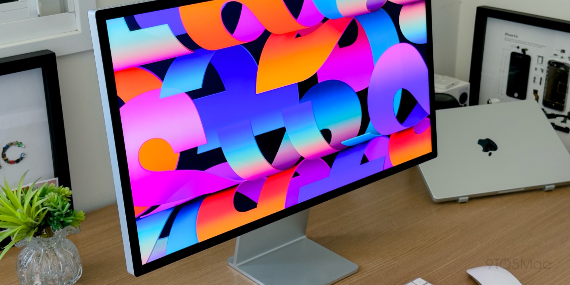 Monitor Apple Studio Display na stole