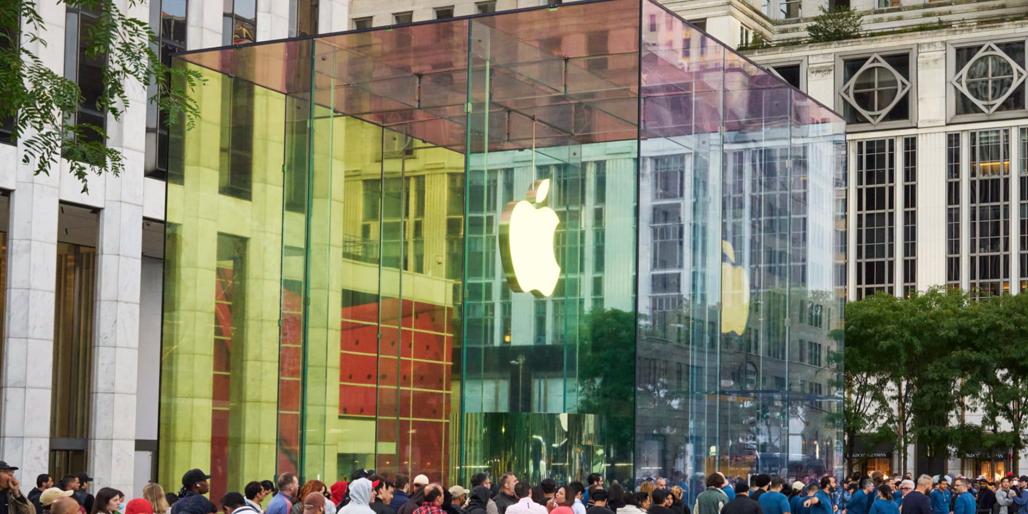 Fronta před Apple Storem na Páté Avenue v den startu prodeje