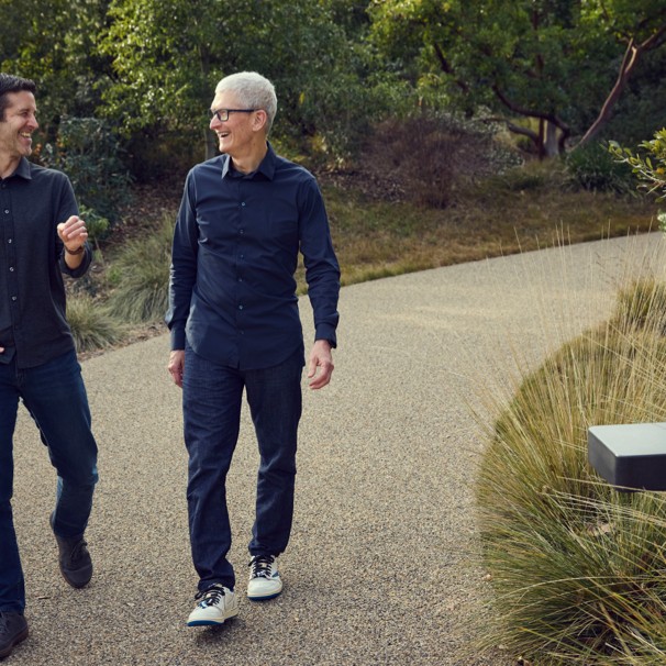 John Ternus a Tim Cook při procházce areálem Apple Parku